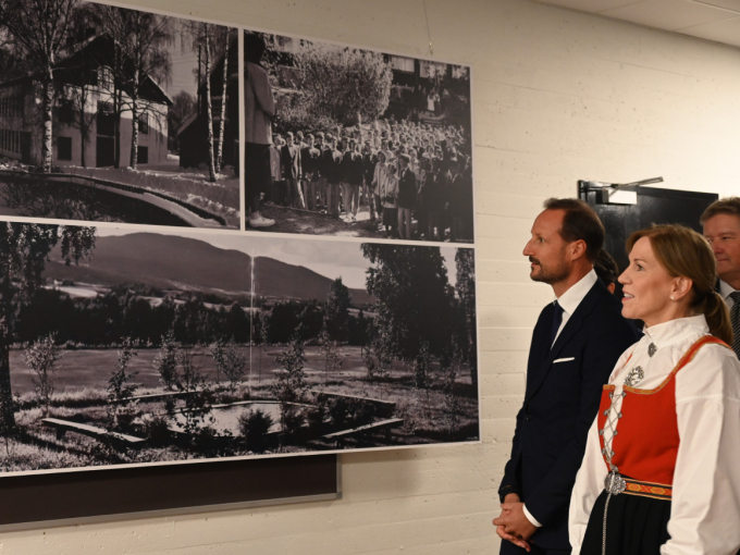 På vei til markeringen kunne rektor Ingvild Askheim vise Kronprinsen noe av fotoutstillingen som er laget i anledning jubileet. Foto: Sven Gj. Gjeruldsen, Det kongelige hoff